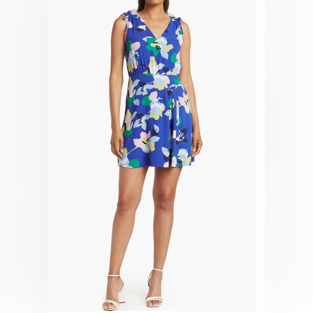 Brand New | 6 | Vince Camuto Floral V-Neck
Pebble Crepe Dress